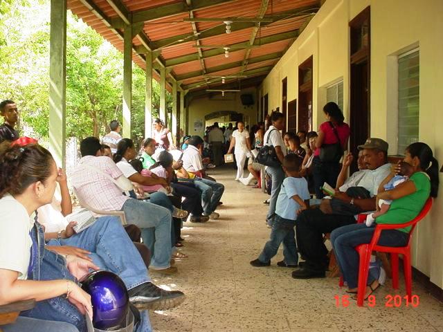 Pasillos del Previsional repletos de enfermos que reclaman buena atencion.